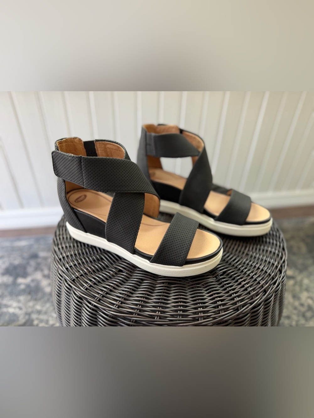 NWOT- SHEENA Casual Black 2 1/2”Platform Sandals with Elastic Crossover Straps